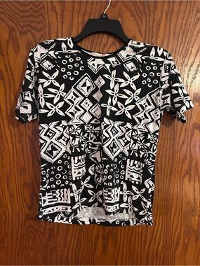 Vintage 90s or Y2K Early 2000s Black and White Hawaiian Print Tropical Tee